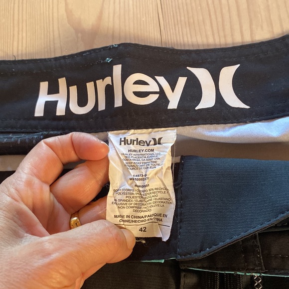 Hurley board shorts like new, worn once. - Picture 4 of 5